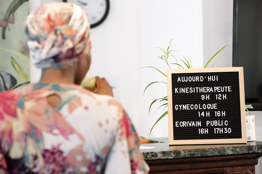 Oasis Samusocial de Paris- Femme de dos et tableau prestation offerte