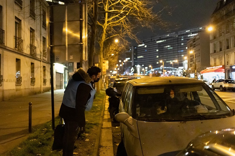 personne dormant dans une voiture