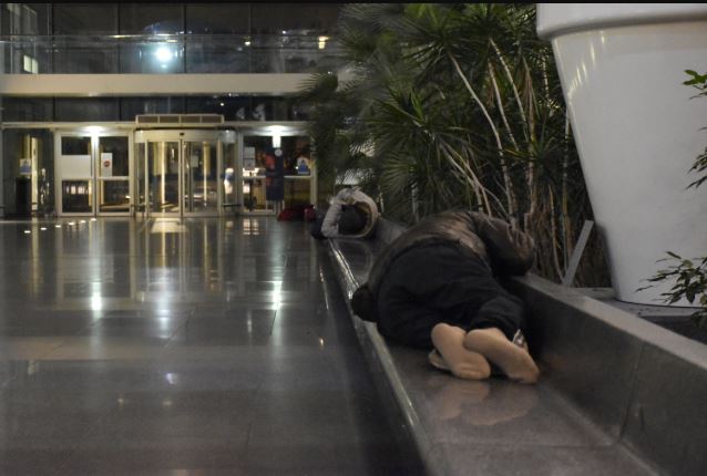 Les personnes se reposent dans l'aile hospitalière. 