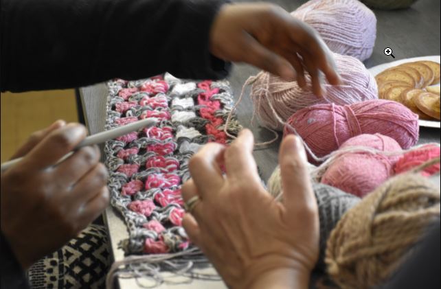 Les participantes apprennent à tricoter 