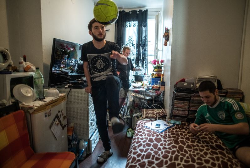 Il joue du foot dans la chambre