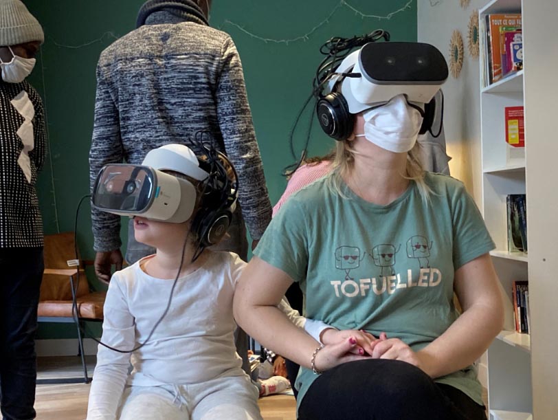 Une mère et sa fille testent le casque de réalité virtuelle