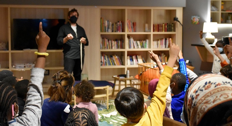 Le magicien apprend aux enfants des tours de magie