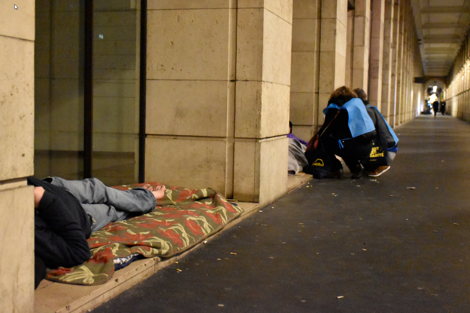 Homme allongé sous les arcanes
