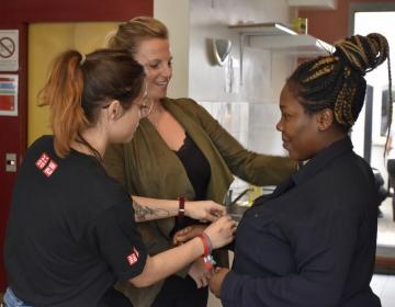 Une journée dans la boutique solidaire d’UNIQLO