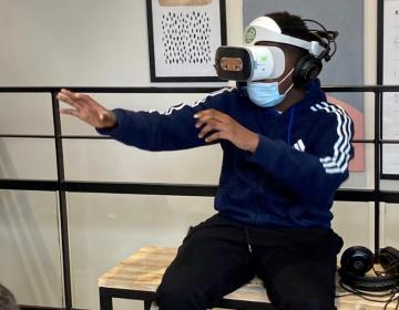 Un jeune teste le casque de réalité virtuelle