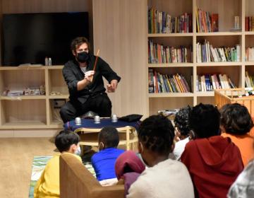 Le magicien montre aux enfants ses tours de magie