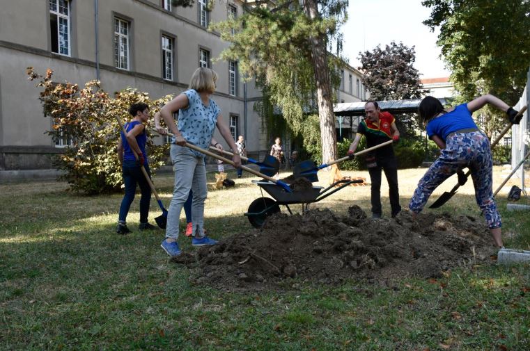 Jardin solidaire à Babinski : chacun met la main à la pâte