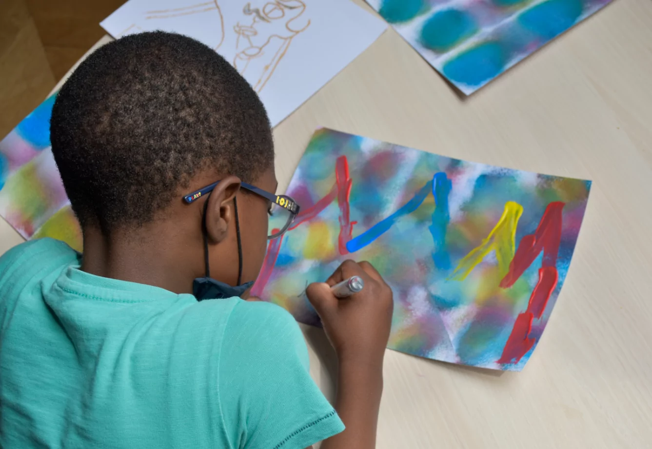 « Art en immersion » : de jeunes hébergés dans les pas de Dali | Samusocial de Paris