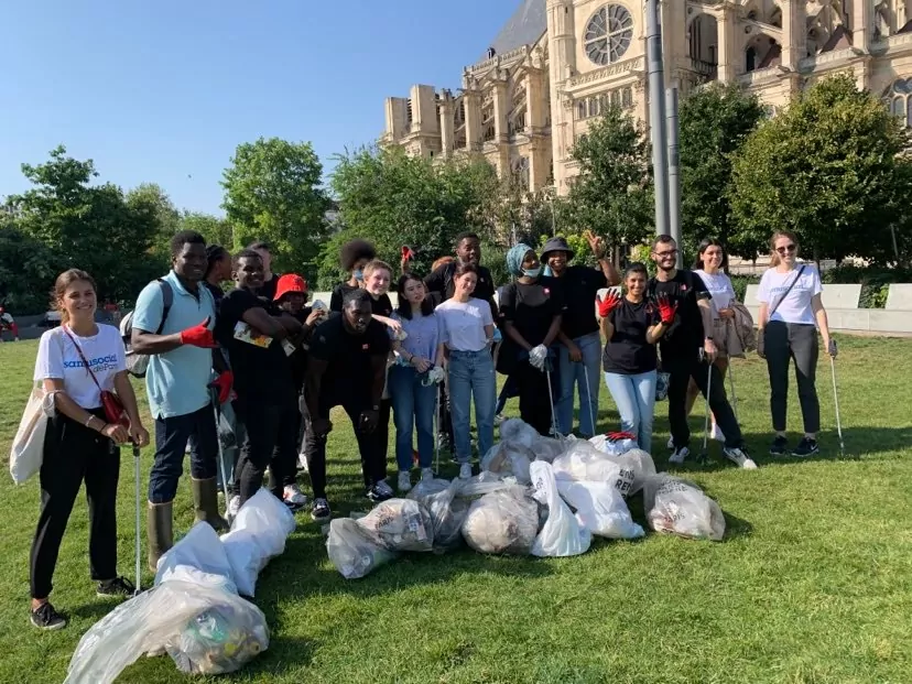 Uniqlo, le Samusocial et ses hébergés engagés dans la propreté des rues de Paris | Samusocial de Paris